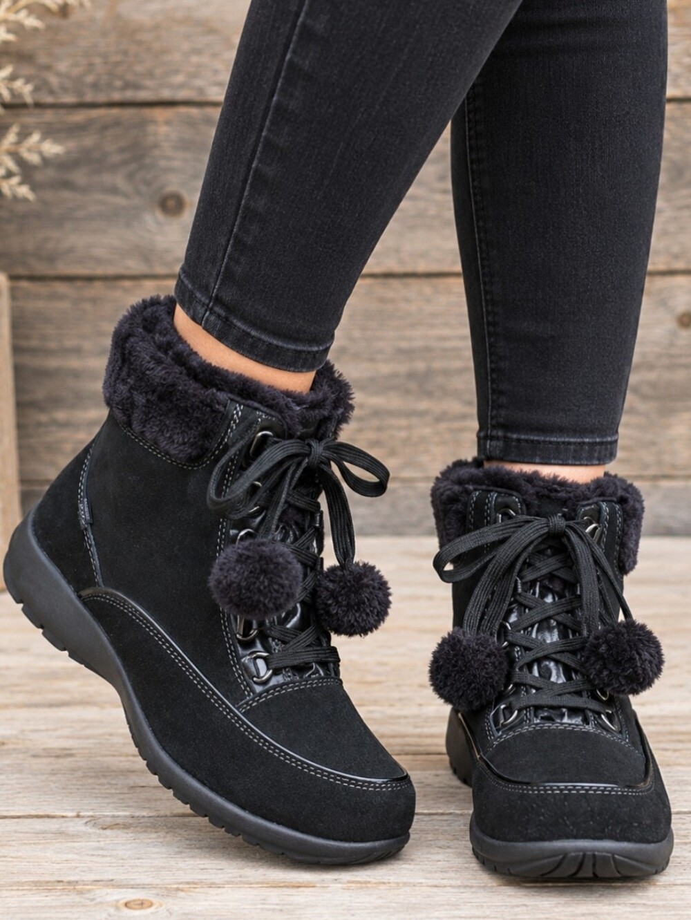 Sporto NEW Amanda Y2K Apres Ski Suede Lace Up Pom Pom Cozy Winter Boots 9.5M